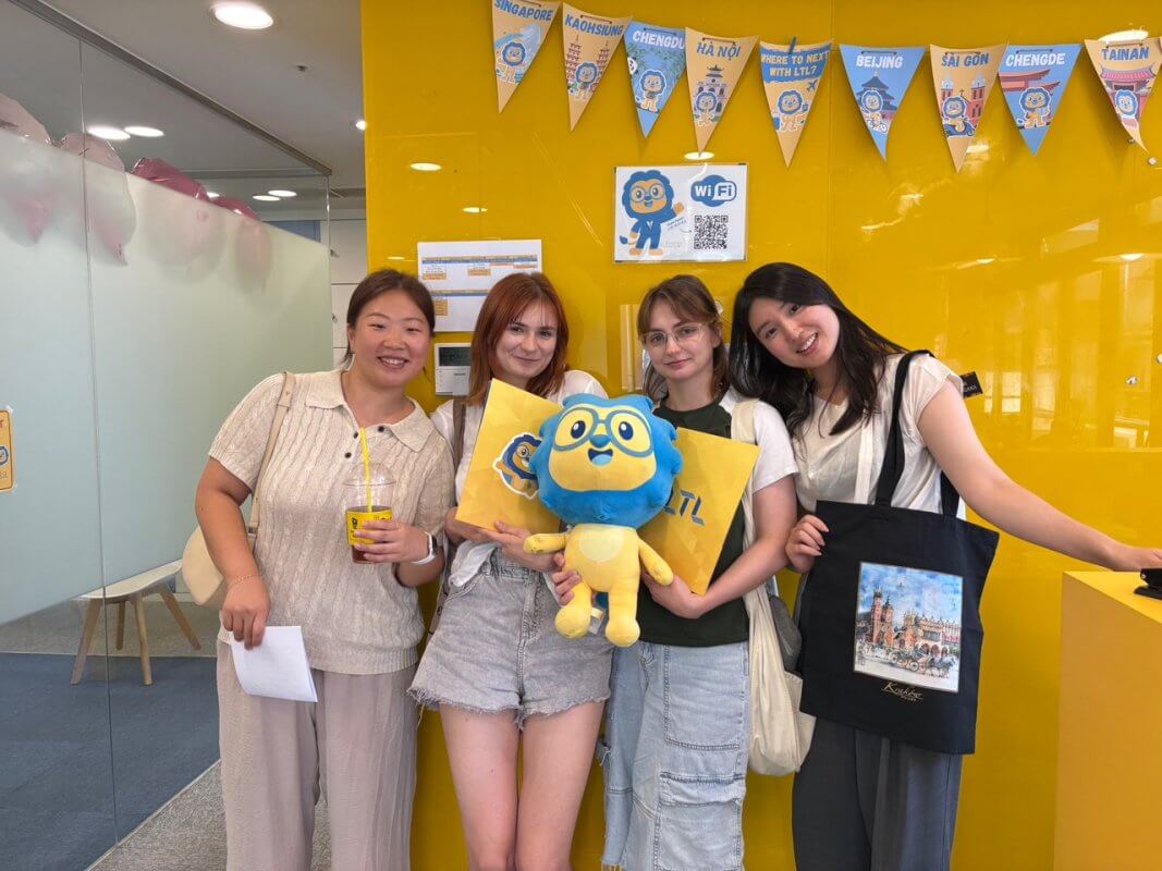 Sisters studying Korean in Seoul with Yunjeong and Hyunyoung
